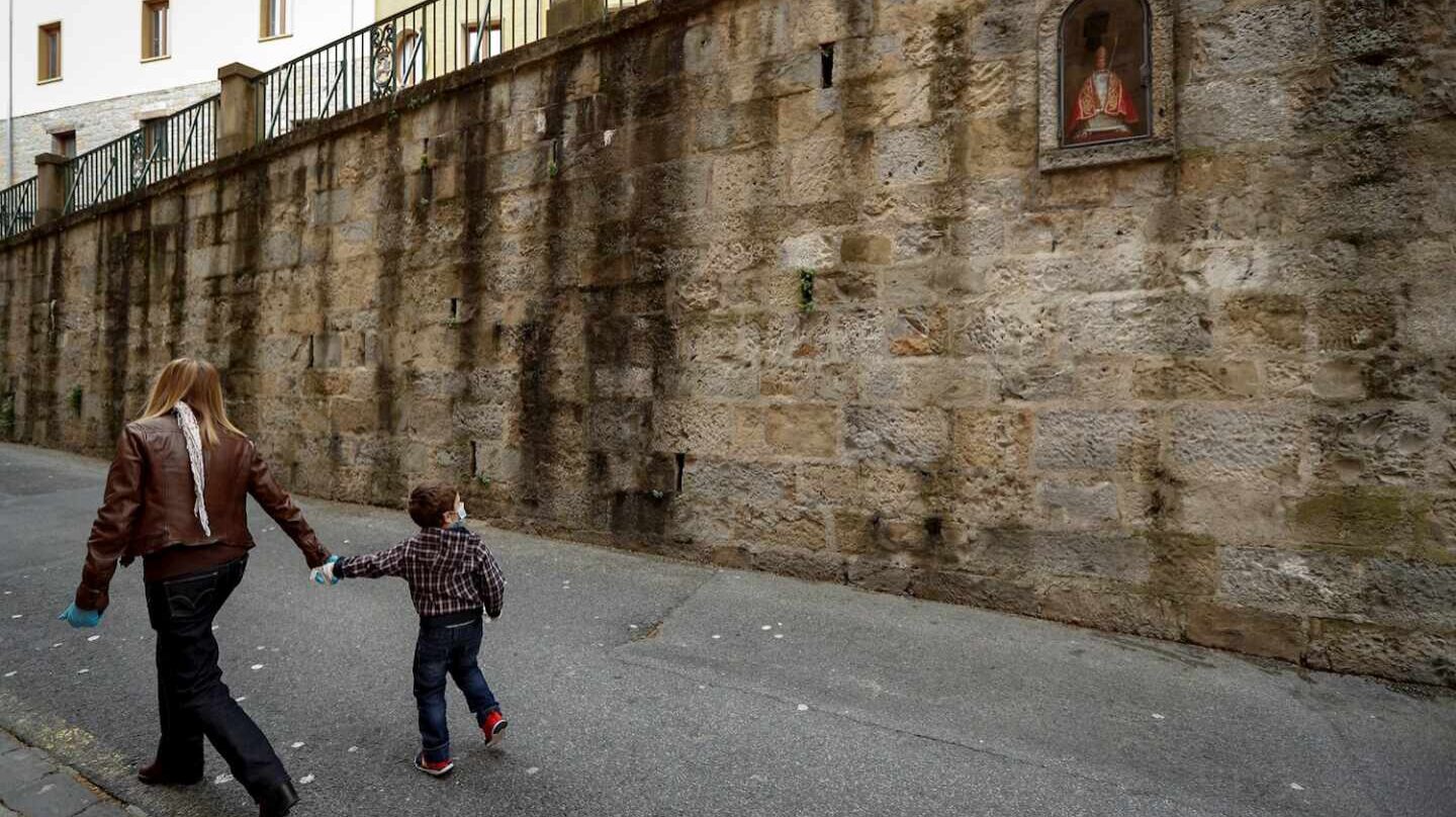 Copiii sub 14 ani pot ieși doar pentru a însoți un membru al familiei la cumpărături