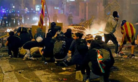 Incendii și ciocniri cu Mossos în a cincea seară de proteste în Catalonia