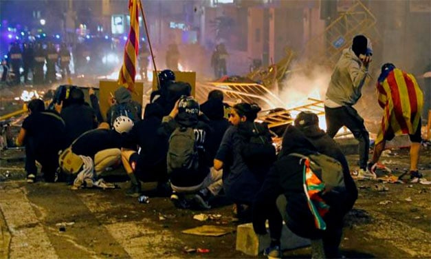 Incendii și ciocniri cu Mossos în a cincea seară de proteste în Catalonia