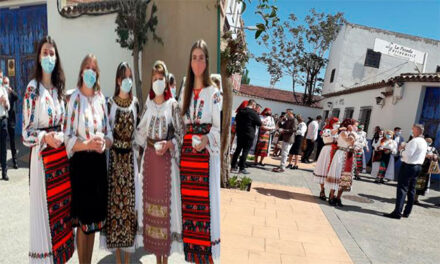 Bistriţenii din Spania nu au uitat de tradiţiile de acasă. Au luat Lumina în costume populare