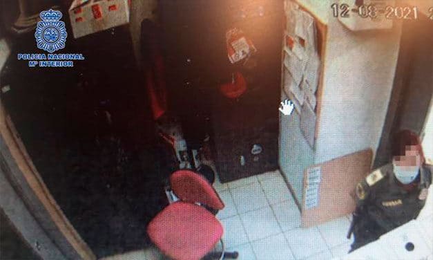 Identificată o româncă după ce a furat banii din dulapul unui angajat