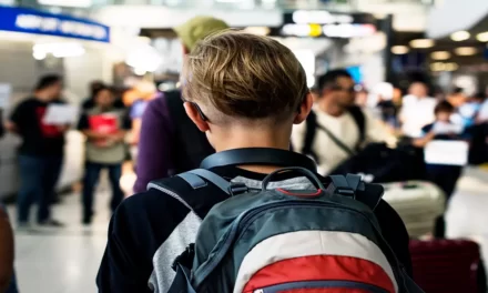 Minorii de peste 16 ani vor putea călători singuri în străinătate